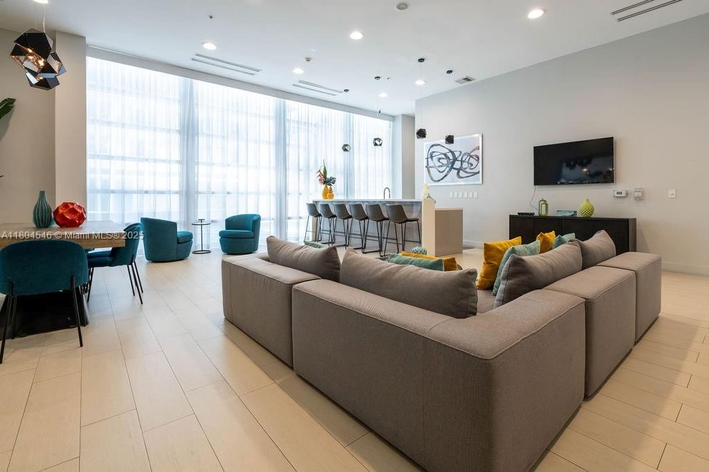 Real estate property located at 665 25th St #405, Miami-dade, Onyx On The Bay Condo, Miami, FL