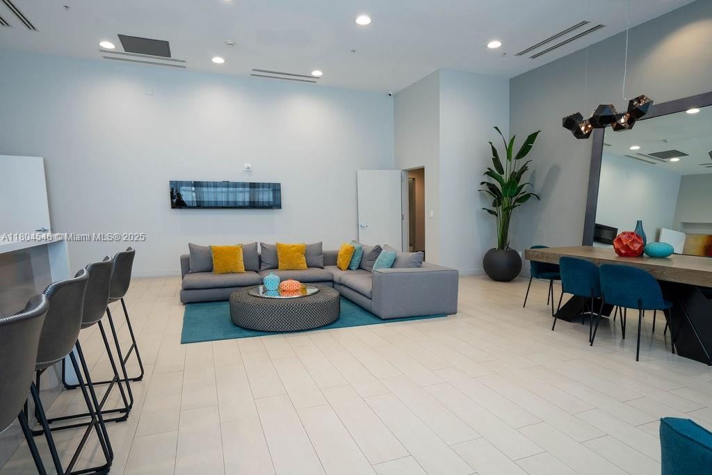 Real estate property located at 665 25th St #405, Miami-dade, Onyx On The Bay Condo, Miami, FL