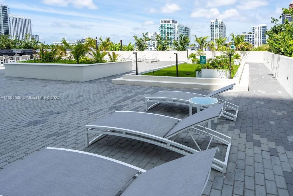 Real estate property located at 665 25th St #405, Miami-dade, Onyx On The Bay Condo, Miami, FL