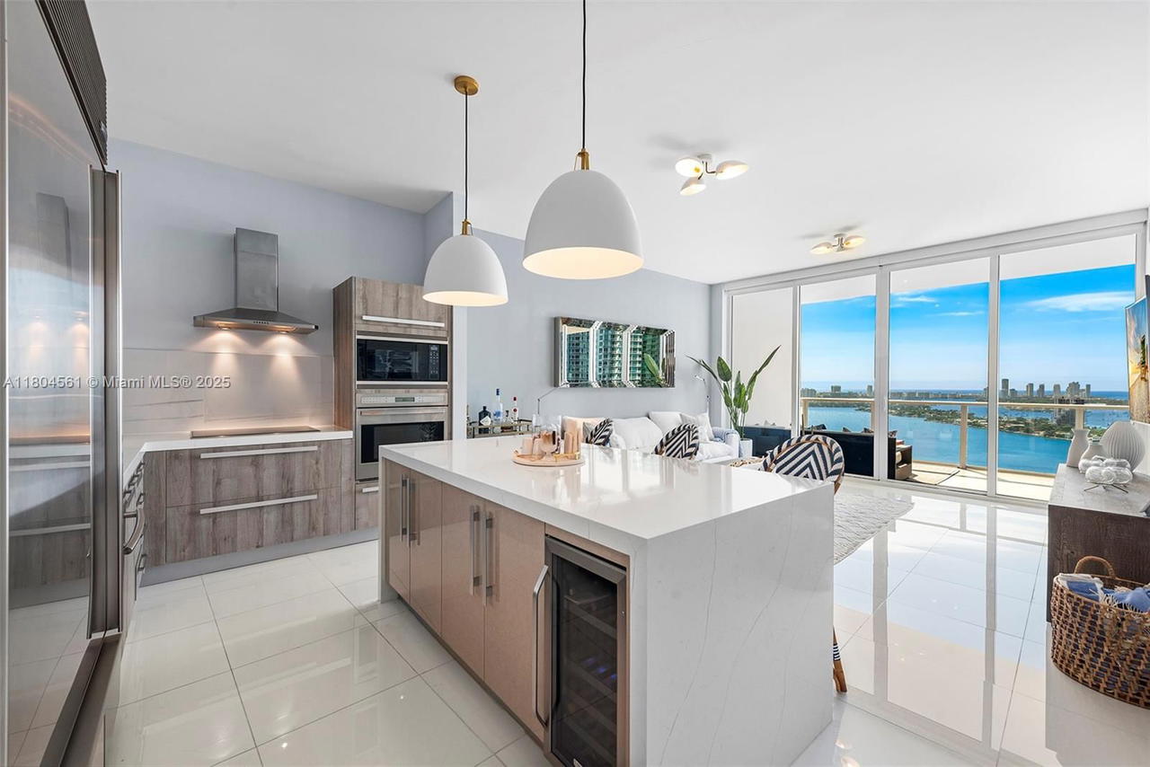 Real estate property located at 2020 Bayshore Dr #3105, Miami-dade, Paramount Bay Condo, Miami, FL