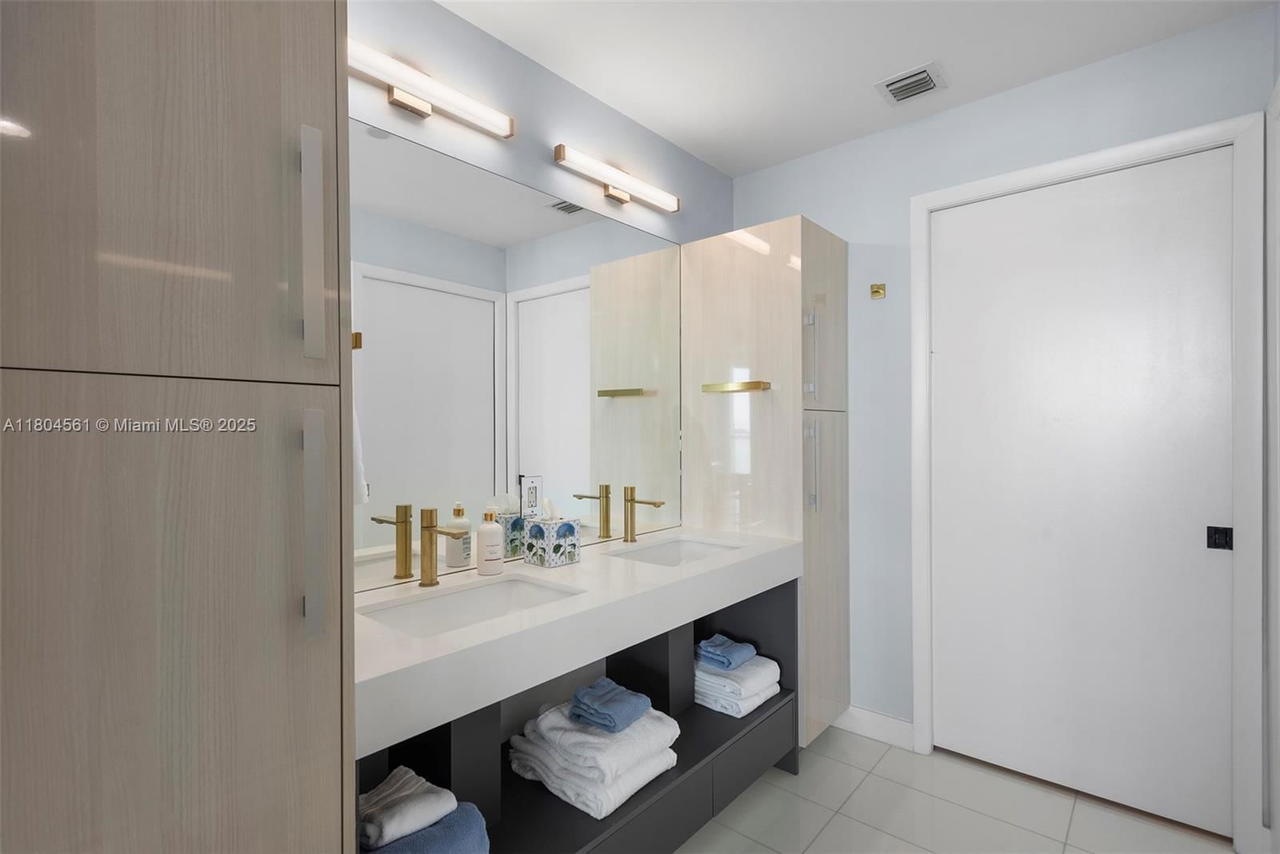 Real estate property located at 2020 Bayshore Dr #3105, Miami-dade, Paramount Bay Condo, Miami, FL