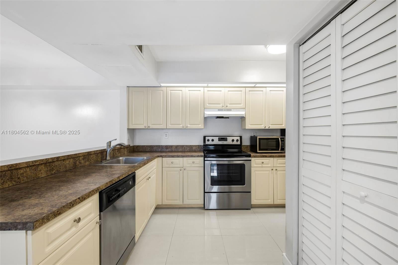 Real estate property located at 8520 212th St #106, Miami-dade, Le Club At Old Cutler Con, Cutler Bay, FL