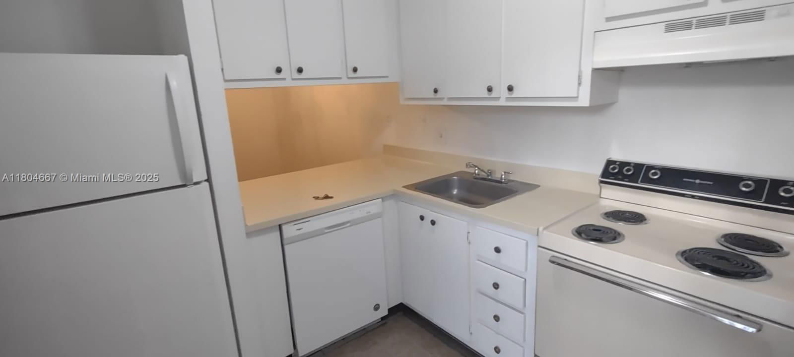 Real estate property located at 4001 University Dr #203, Broward, Sunrise On The Green Cond, Sunrise, FL