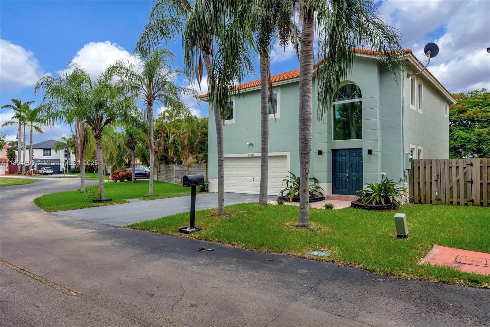 Real estate property located at 21320 97th Ave, Miami-dade, Villas Of Old Cutler, Cutler Bay, FL