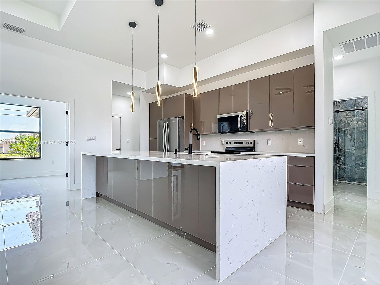 Real estate property located at 323 NE 19th Ter, Lee, Cape Coral, Cape Coral, FL