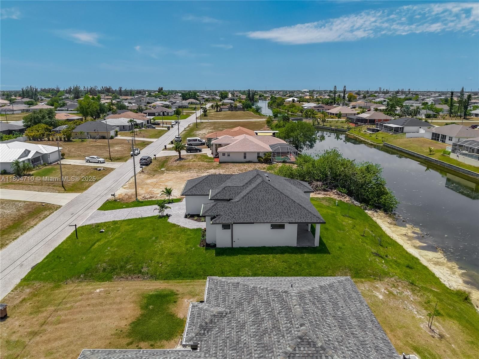 Real estate property located at 323 NE 19th Ter, Lee, Cape Coral, Cape Coral, FL