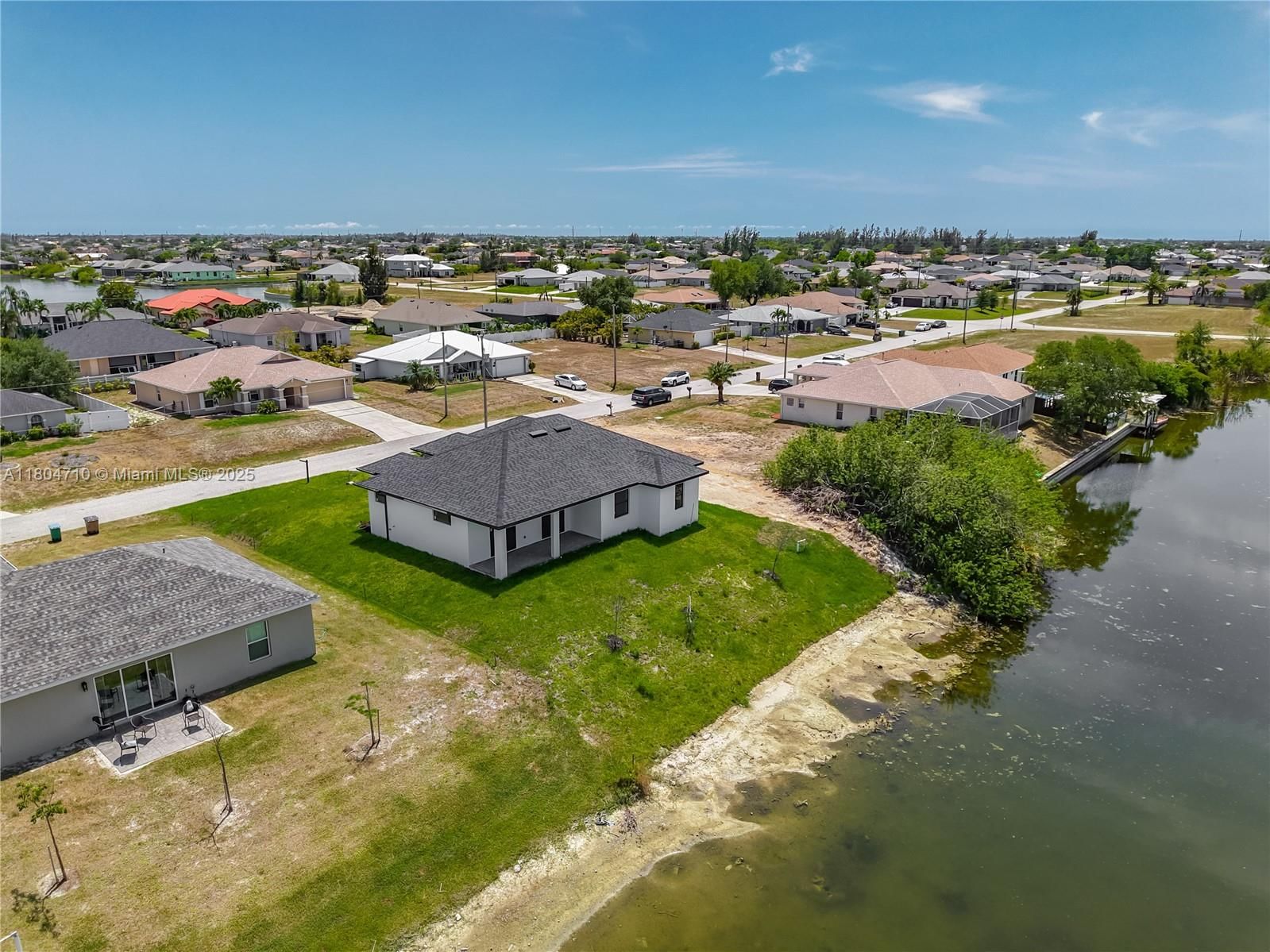 Real estate property located at 323 NE 19th Ter, Lee, Cape Coral, Cape Coral, FL