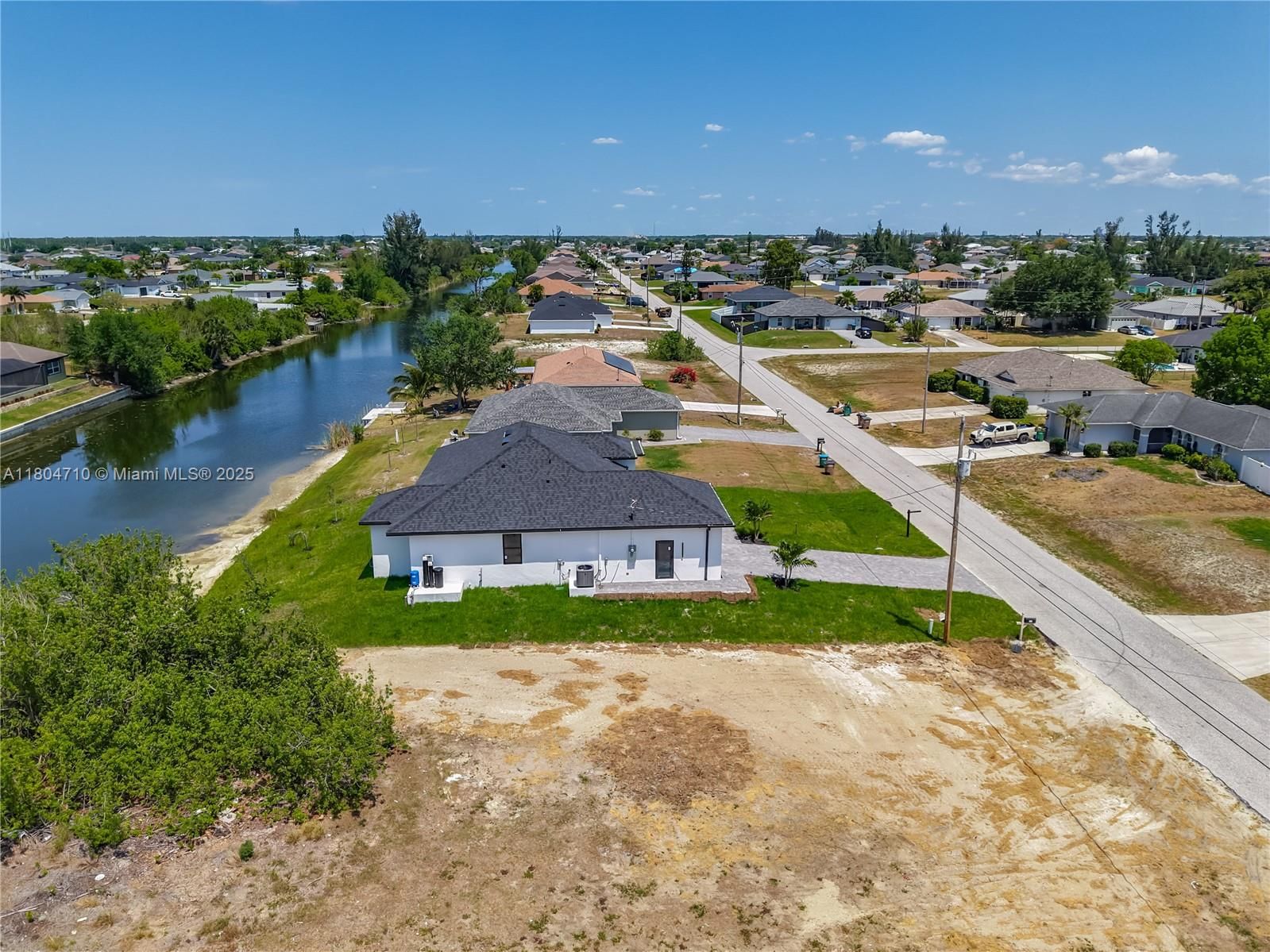 Real estate property located at 323 NE 19th Ter, Lee, Cape Coral, Cape Coral, FL