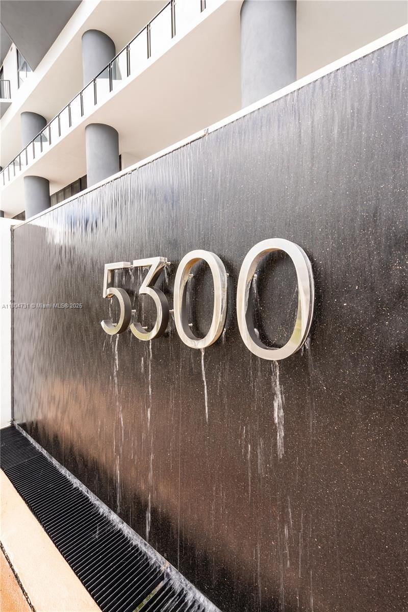 Real estate property located at 5300 Paseo Blvd #810, Miami-dade, 5252 Paseo Condo, Doral, FL