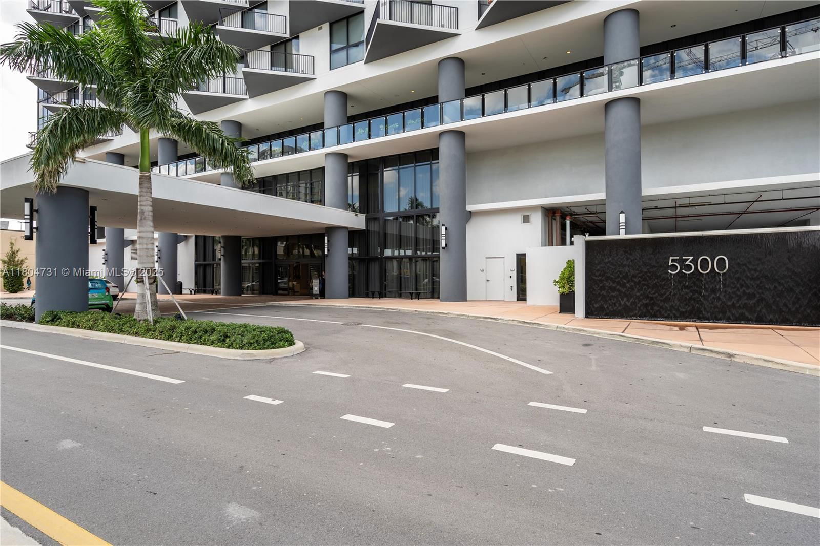 Real estate property located at 5300 Paseo Blvd #810, Miami-dade, 5252 Paseo Condo, Doral, FL