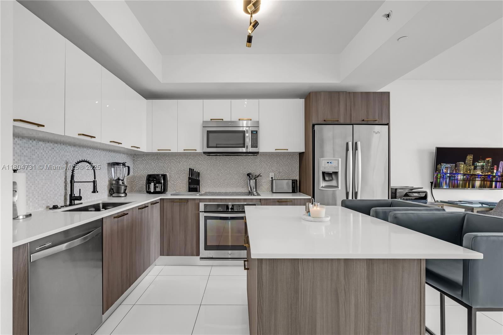 Real estate property located at 5300 Paseo Blvd #810, Miami-dade, 5252 Paseo Condo, Doral, FL