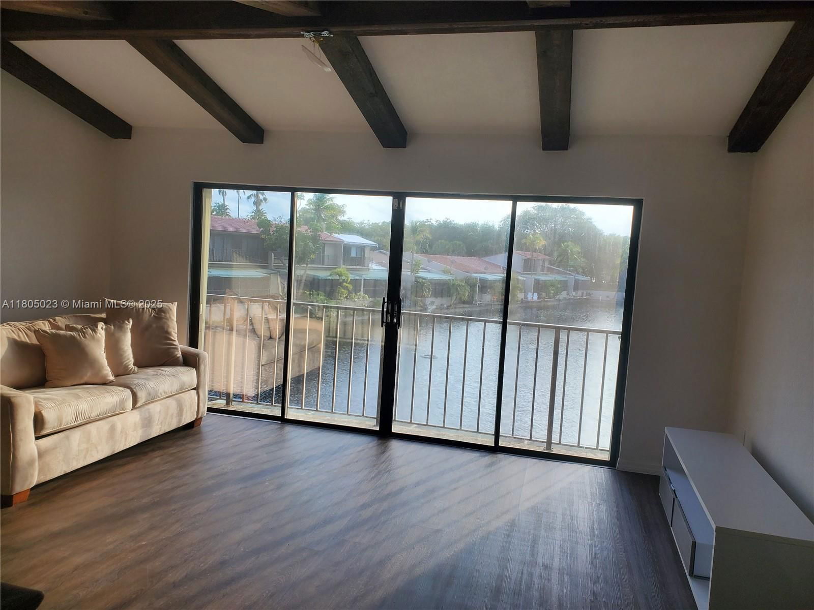 Real estate property located at 8350 Dundee Ter, Miami-dade, Miami Lakes - Lake Sandra, Miami Lakes, FL