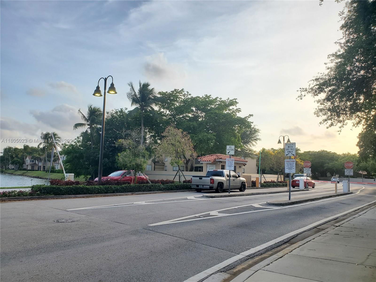 Real estate property located at 8350 Dundee Ter, Miami-dade, Miami Lakes - Lake Sandra, Miami Lakes, FL