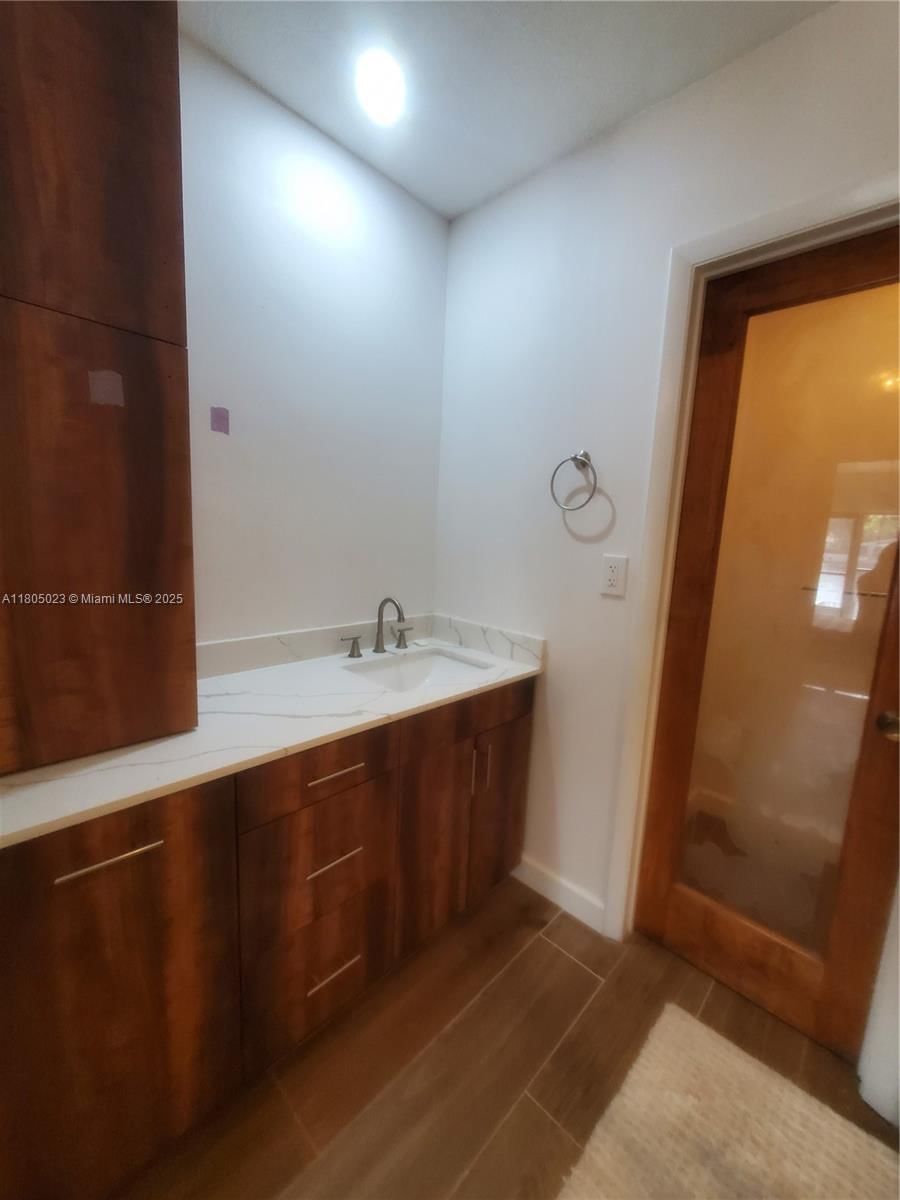 Real estate property located at 8350 Dundee Ter, Miami-dade, Miami Lakes - Lake Sandra, Miami Lakes, FL
