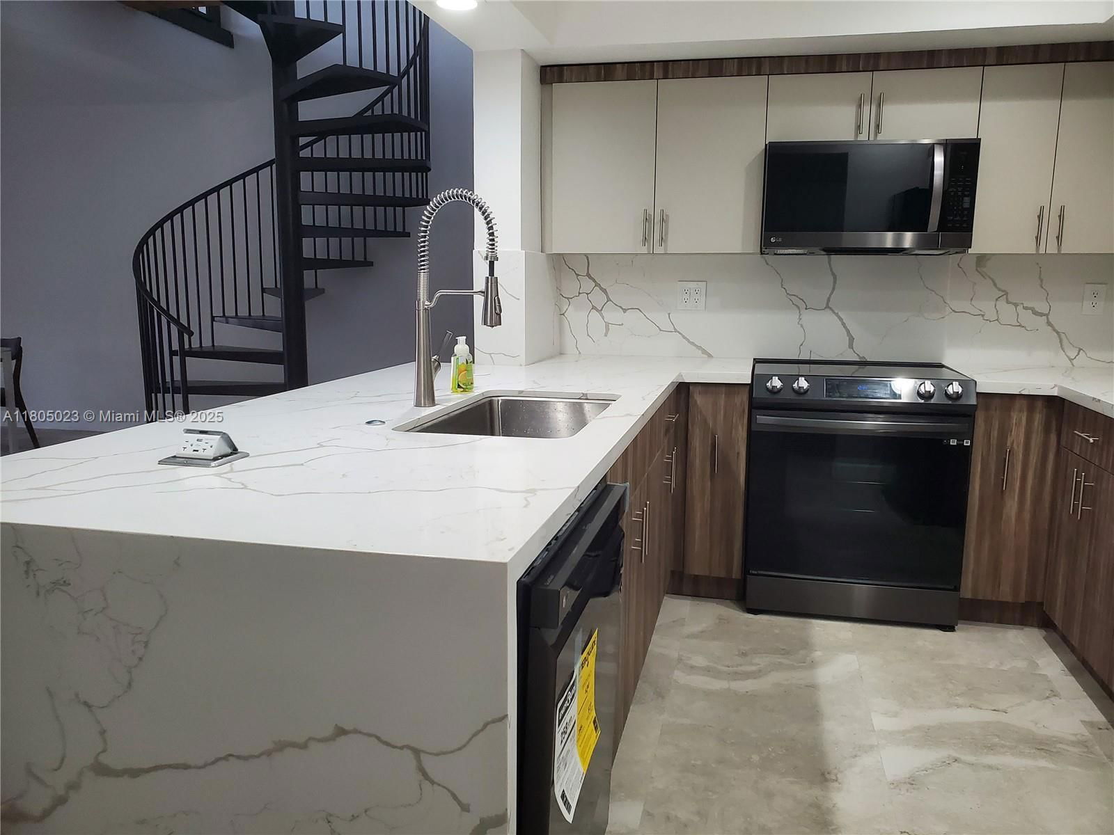 Real estate property located at 8350 Dundee Ter, Miami-dade, Miami Lakes - Lake Sandra, Miami Lakes, FL
