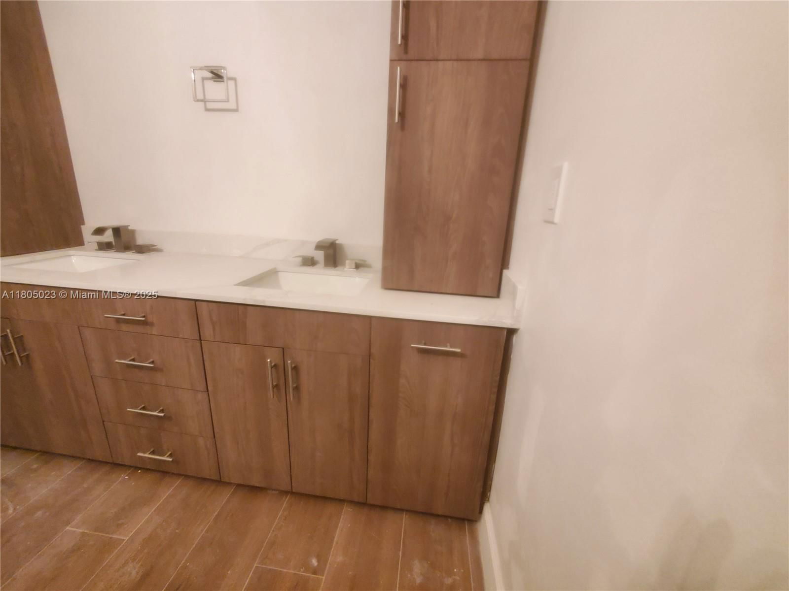 Real estate property located at 8350 Dundee Ter, Miami-dade, Miami Lakes - Lake Sandra, Miami Lakes, FL