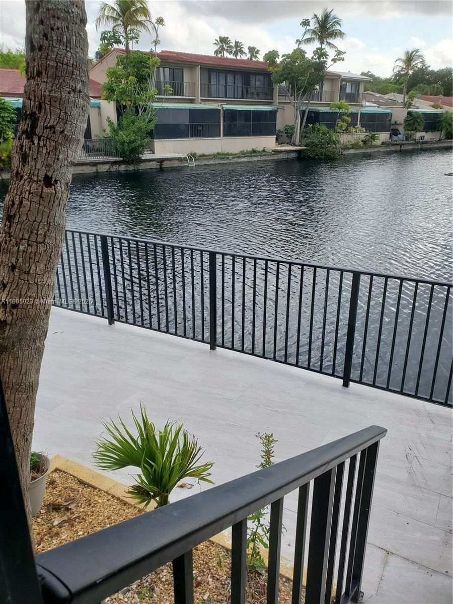 Real estate property located at 8350 Dundee Ter, Miami-dade, Miami Lakes - Lake Sandra, Miami Lakes, FL
