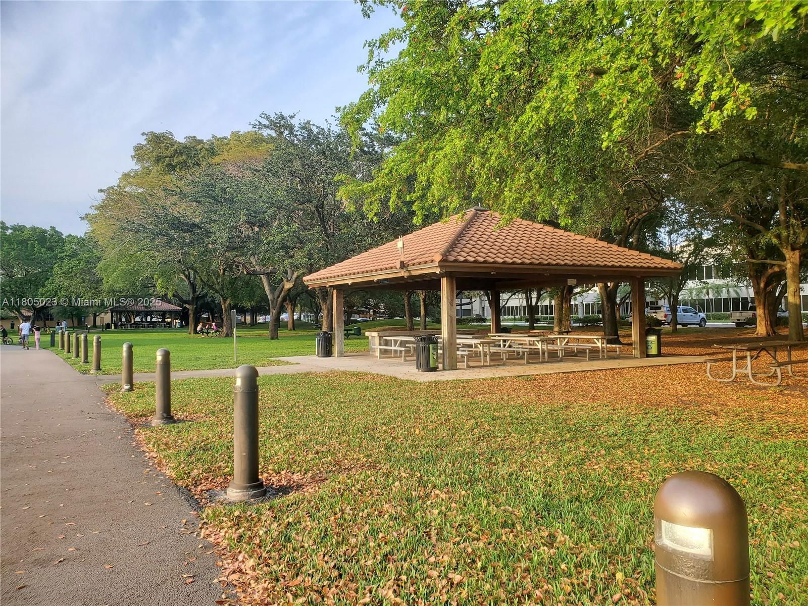 Real estate property located at 8350 Dundee Ter, Miami-dade, Miami Lakes - Lake Sandra, Miami Lakes, FL
