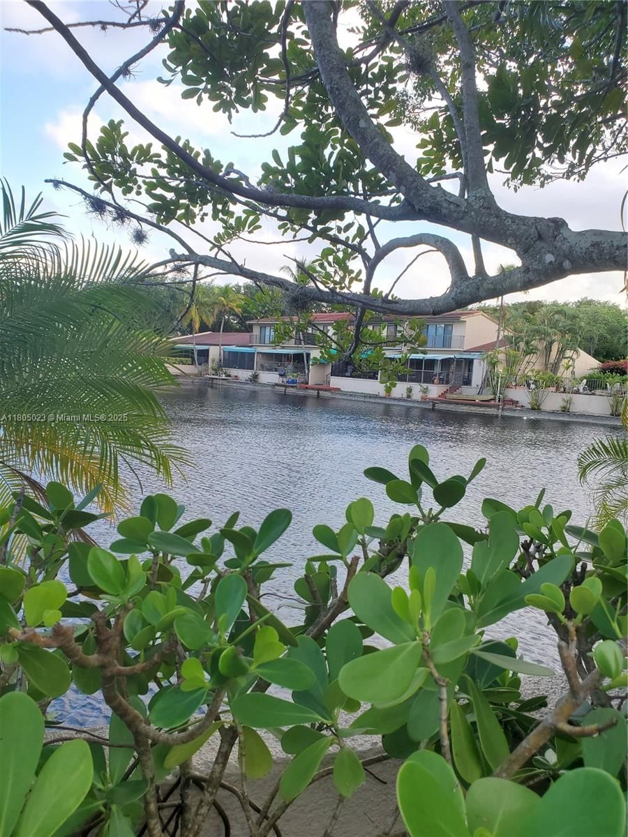 Real estate property located at 8350 Dundee Ter, Miami-dade, Miami Lakes - Lake Sandra, Miami Lakes, FL