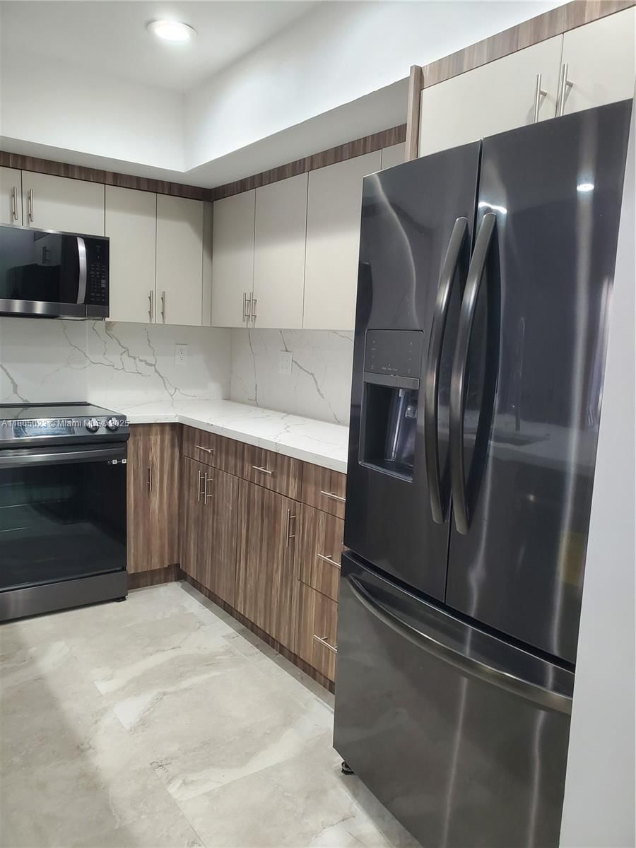 Real estate property located at 8350 Dundee Ter, Miami-dade, Miami Lakes - Lake Sandra, Miami Lakes, FL
