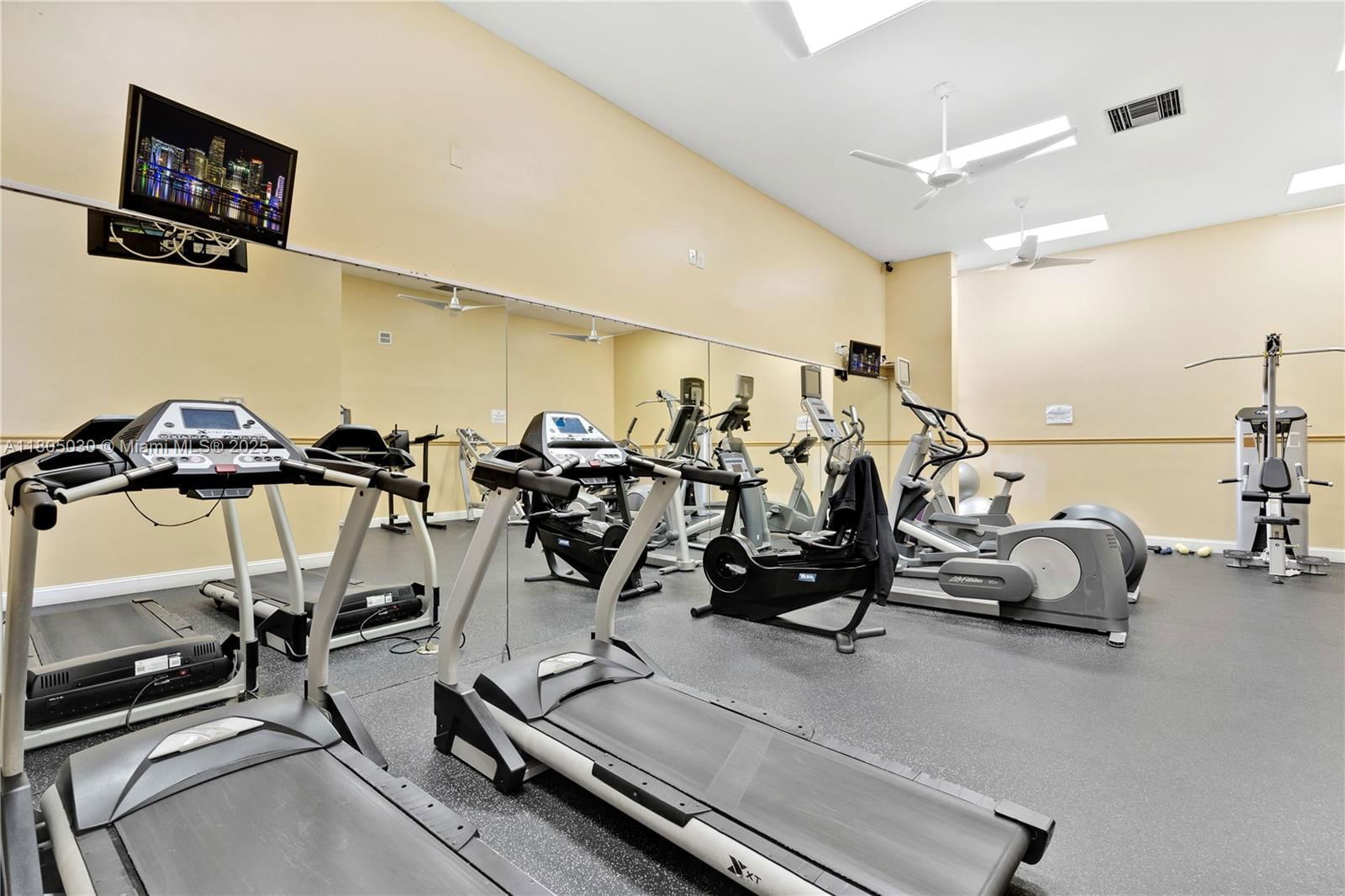 Real estate property located at 214 Poinciana Dr #204, Miami-dade, Poinciana Is Yt & Rcq Clu, Sunny Isles Beach, FL