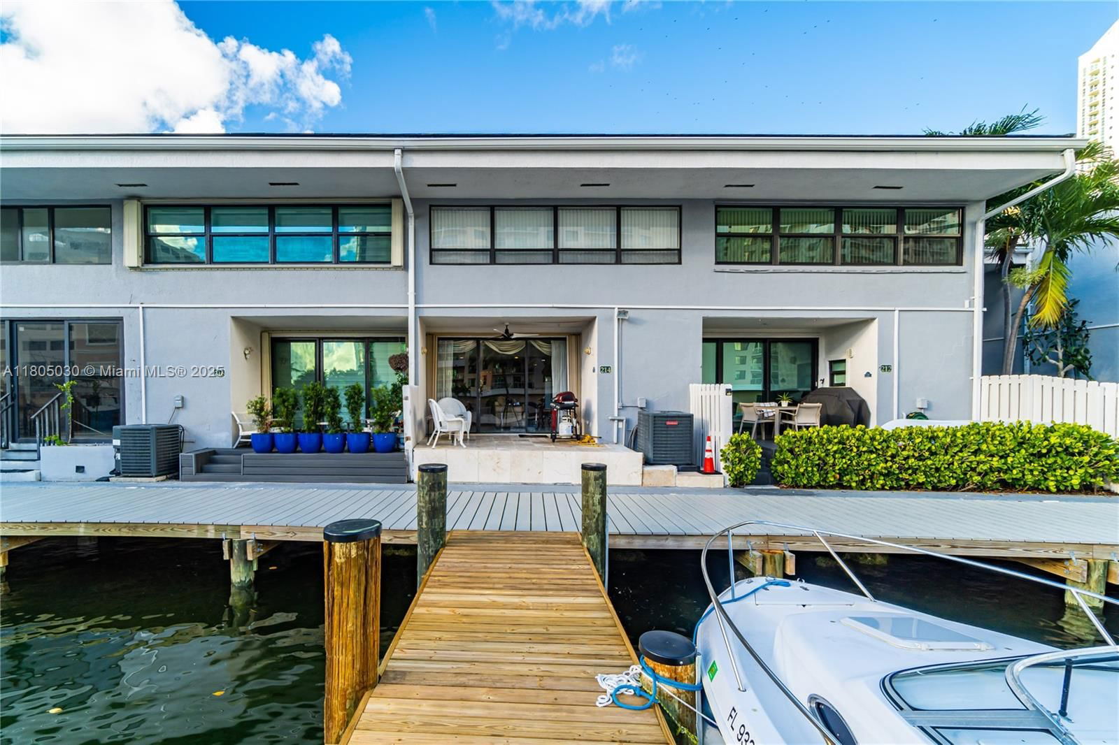 Real estate property located at 214 Poinciana Dr #204, Miami-dade, Poinciana Is Yt & Rcq Clu, Sunny Isles Beach, FL