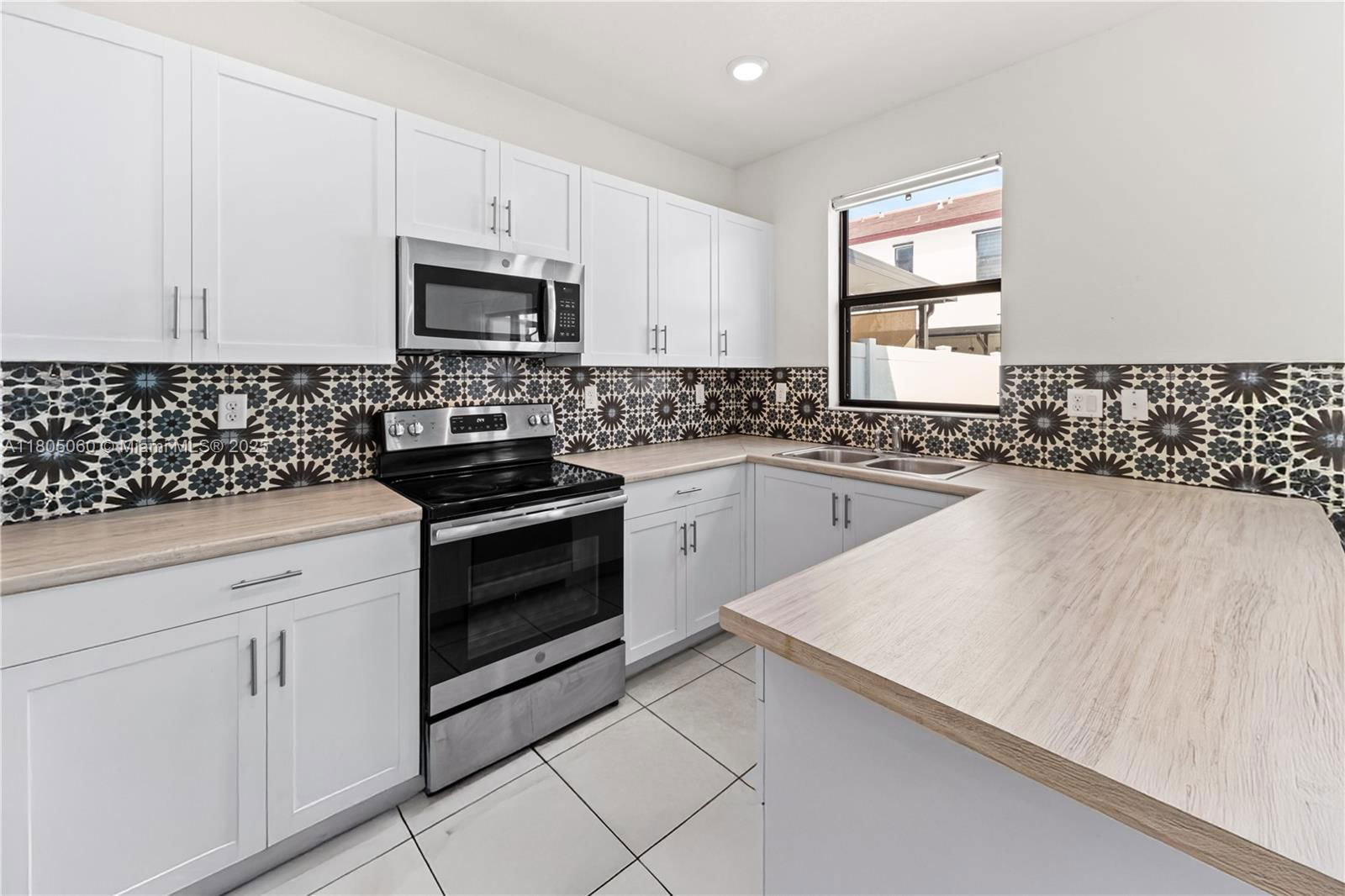 Real estate property located at 10611 33rd Ct, Miami-dade, Aquabella Section Two, Hialeah, FL
