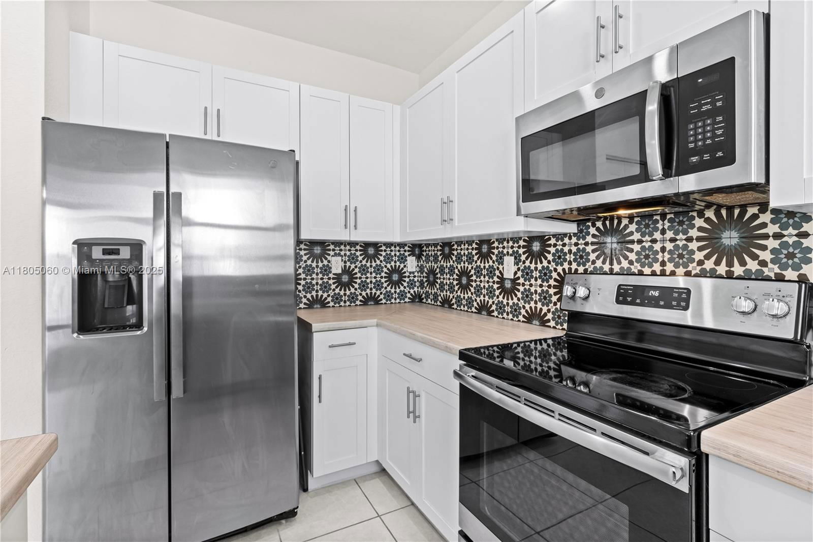 Real estate property located at 10611 33rd Ct, Miami-dade, Aquabella Section Two, Hialeah, FL