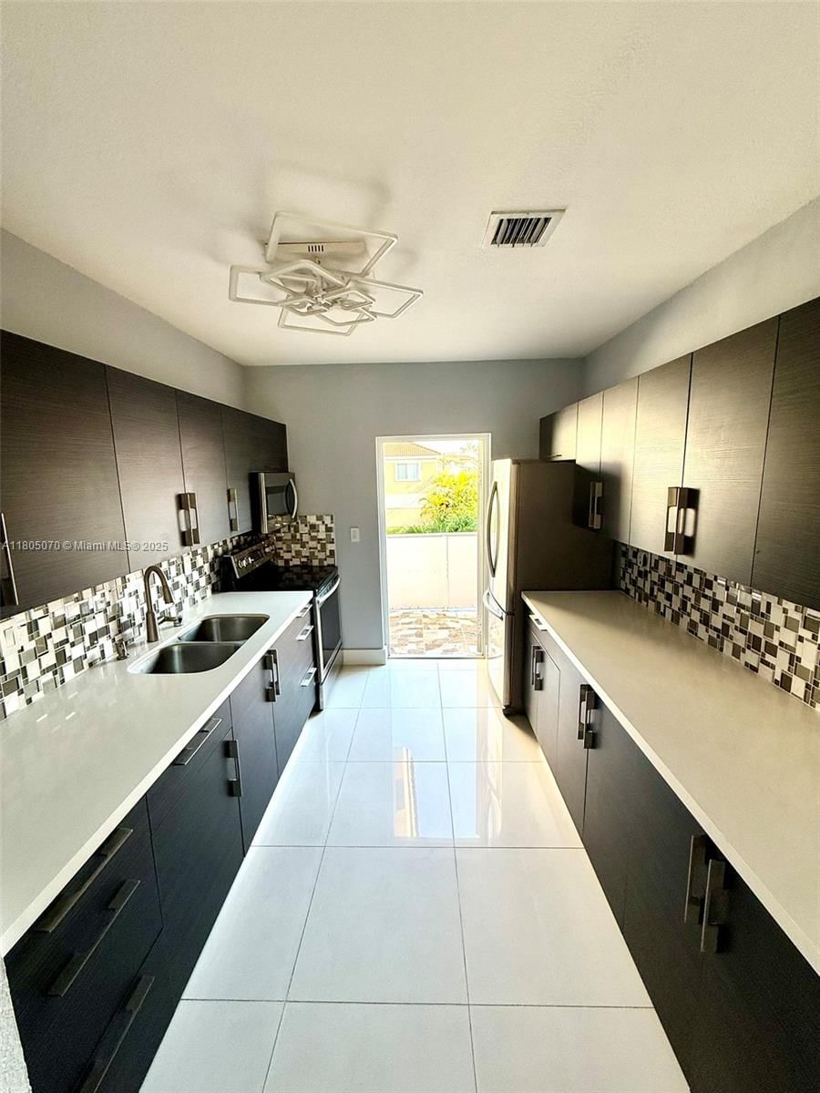 Real estate property located at 300 4th St #203, Miami-dade, Los Portales Sec B Condo, Hialeah, FL