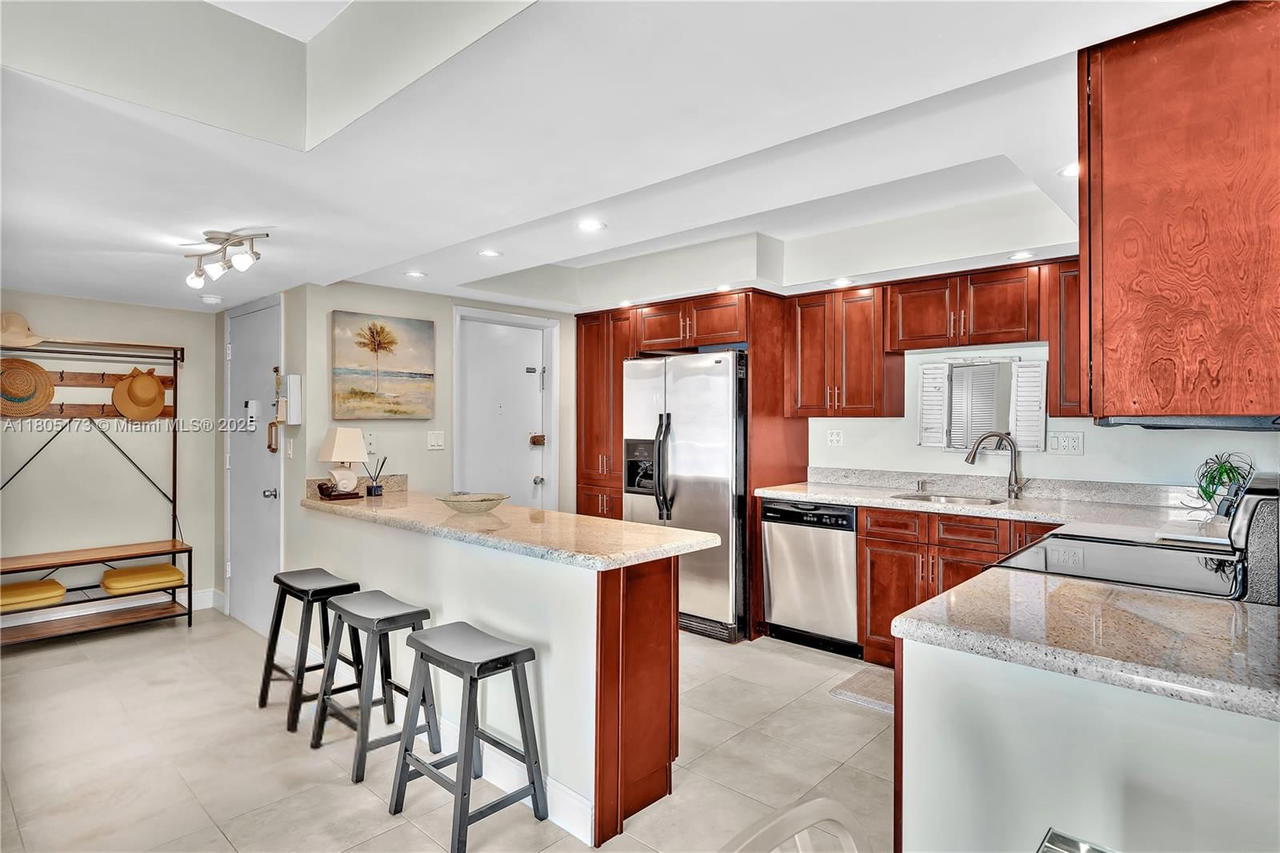 Real estate property located at 1410 Ocean Dr #502, Broward, Trafalgar Towers Condomin, Hollywood, FL