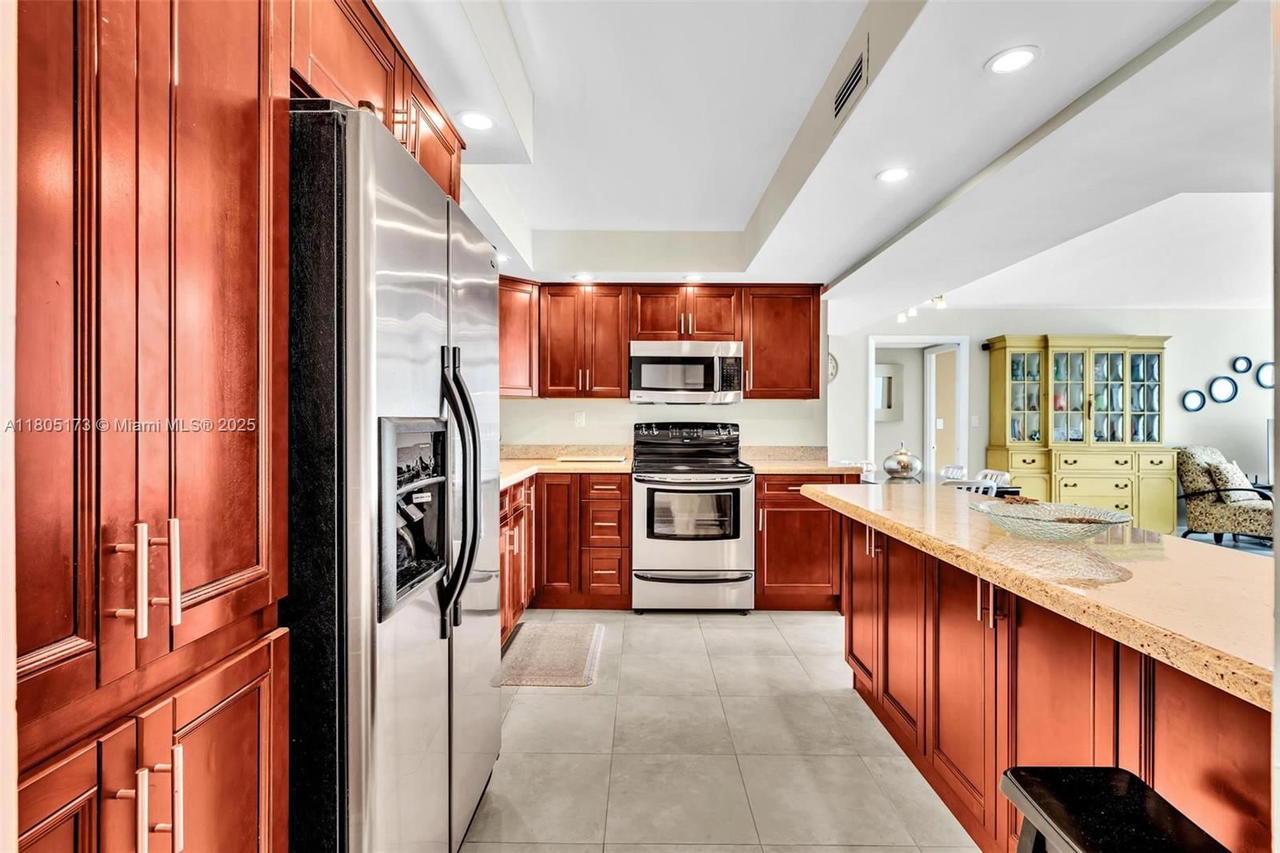 Real estate property located at 1410 Ocean Dr #502, Broward, Trafalgar Towers Condomin, Hollywood, FL