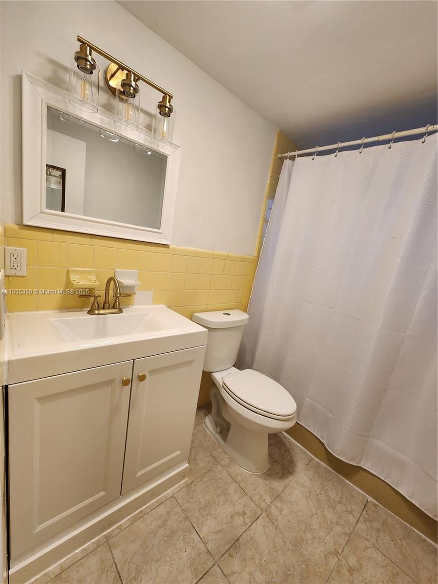Real estate property located at 1100 9th Ave #203, Broward, Southdale Condo, Fort Lauderdale, FL