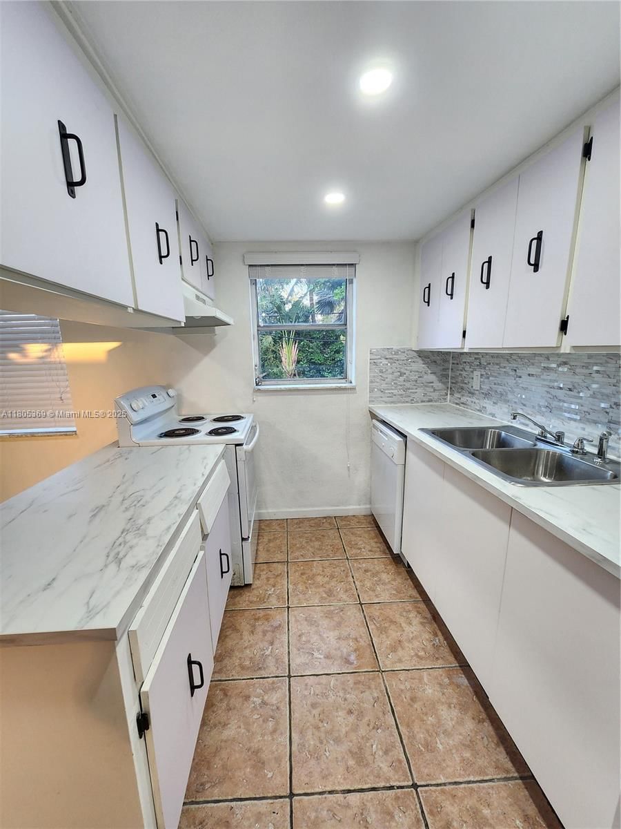 Real estate property located at 1100 9th Ave #203, Broward, Southdale Condo, Fort Lauderdale, FL