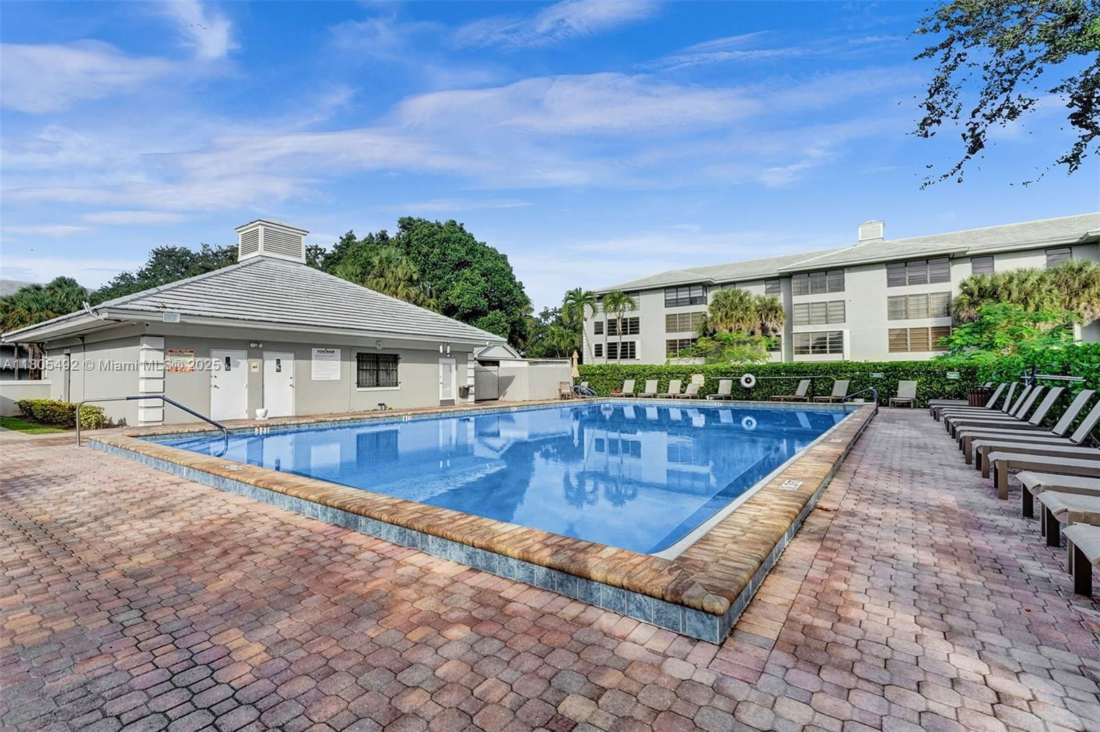Real estate property located at 1510 Whitehall Dr #402, Broward, Condo 5 Of Whitehall Cond, Davie, FL