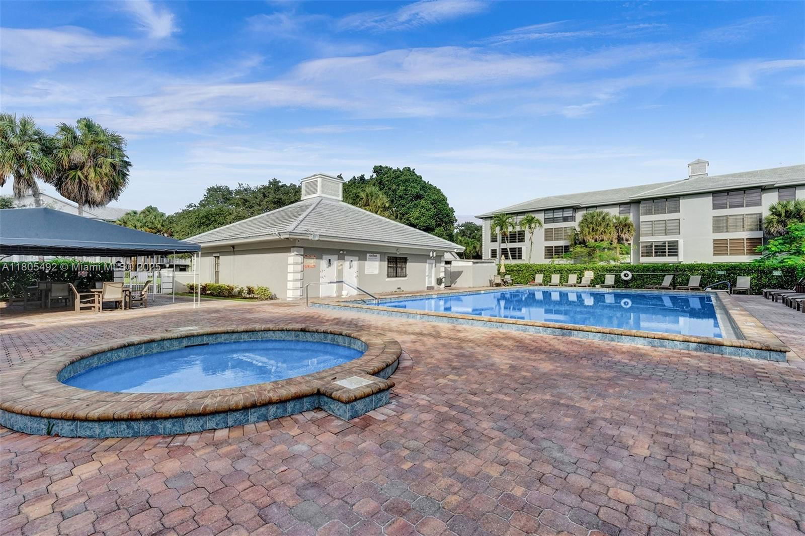 Real estate property located at 1510 Whitehall Dr #402, Broward, Condo 5 Of Whitehall Cond, Davie, FL