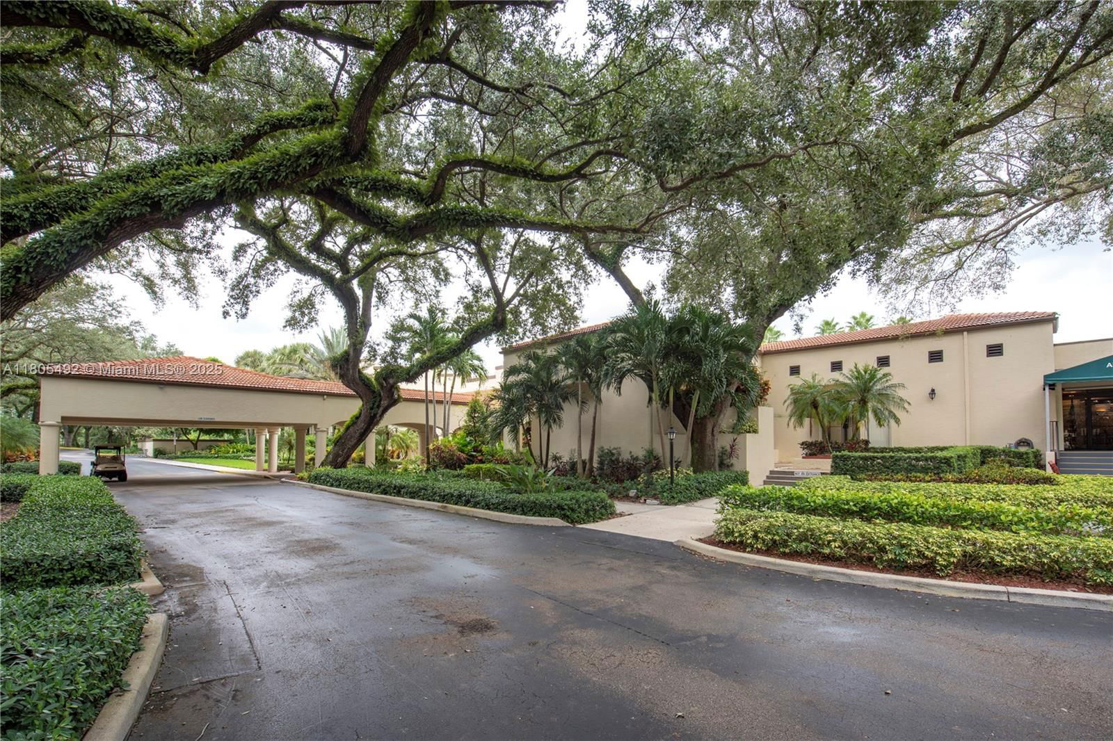 Real estate property located at 1510 Whitehall Dr #402, Broward, Condo 5 Of Whitehall Cond, Davie, FL