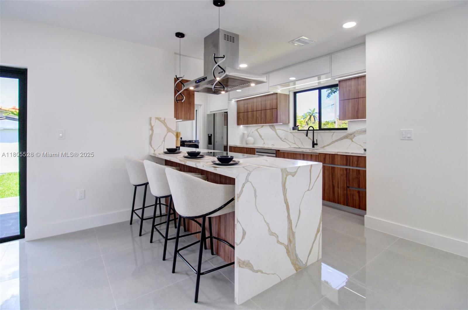 Real estate property located at 900 Royal Poinciana Blvd, Miami-dade, Lake Louise 1st Addn, Miami Springs, FL