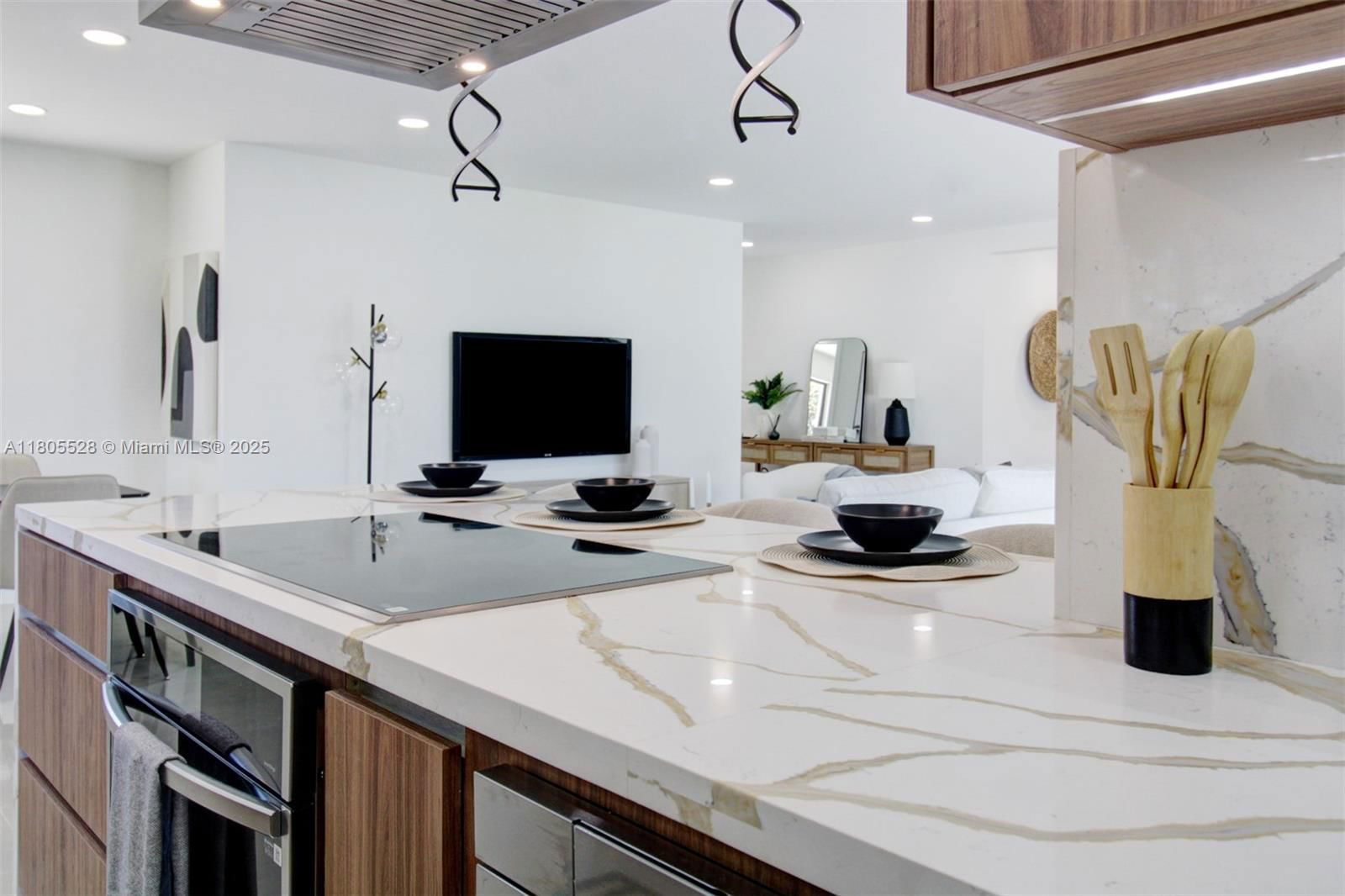 Real estate property located at 900 Royal Poinciana Blvd, Miami-dade, Lake Louise 1st Addn, Miami Springs, FL