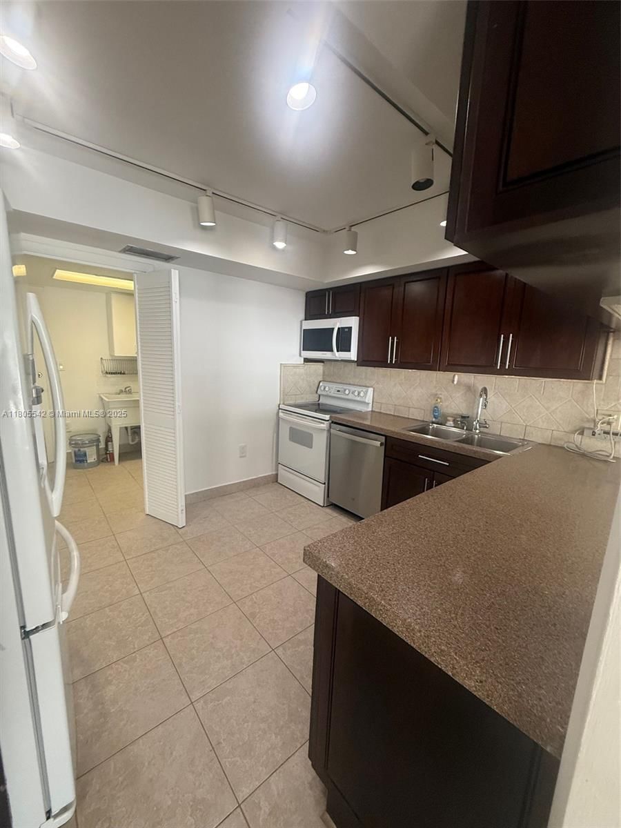 Real estate property located at 288 Sea View Dr C2, Miami-dade, Cape Fla Club Condo Clust, Key Biscayne, FL