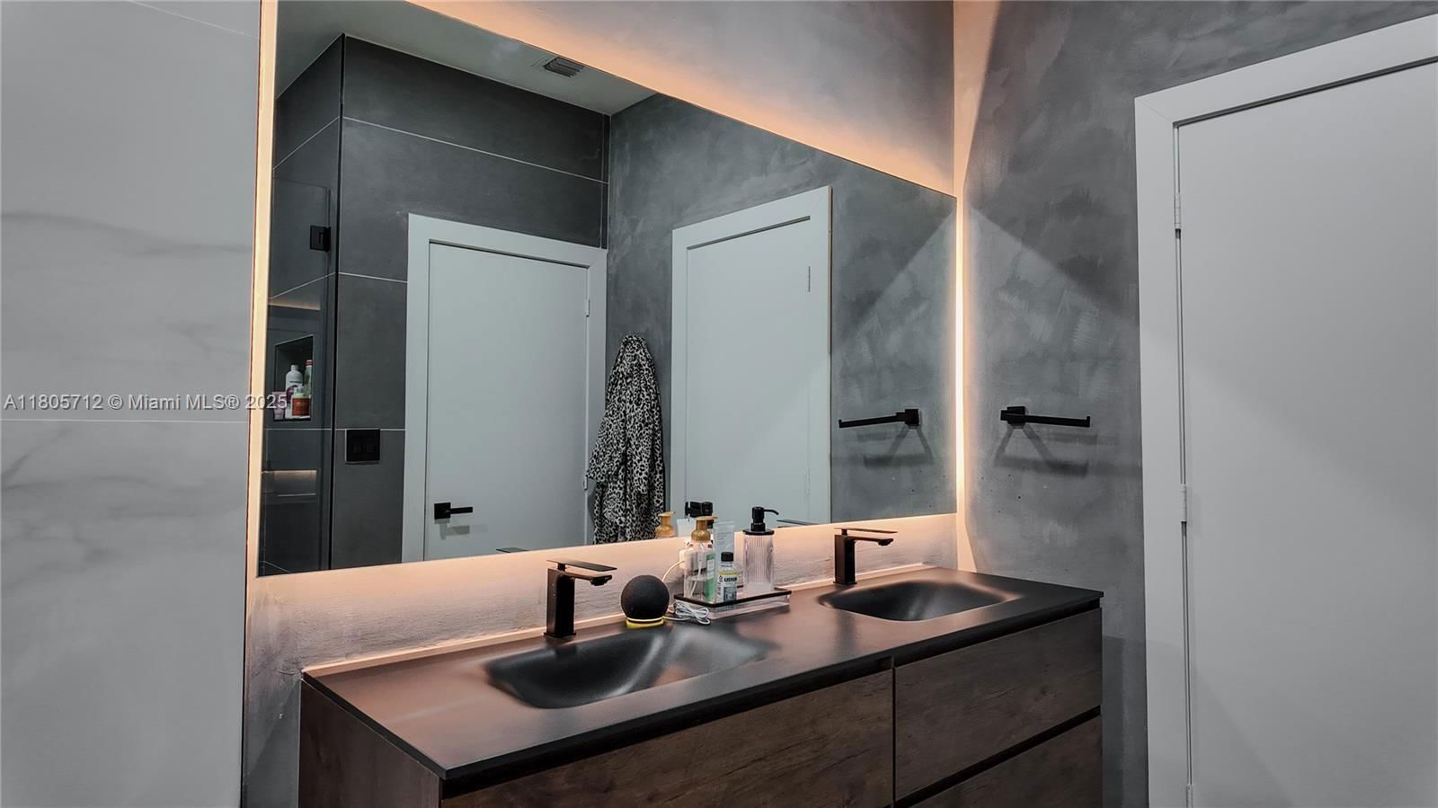 Real estate property located at 7221 103rd Path, Miami-dade, Doral Palms North, Doral, FL