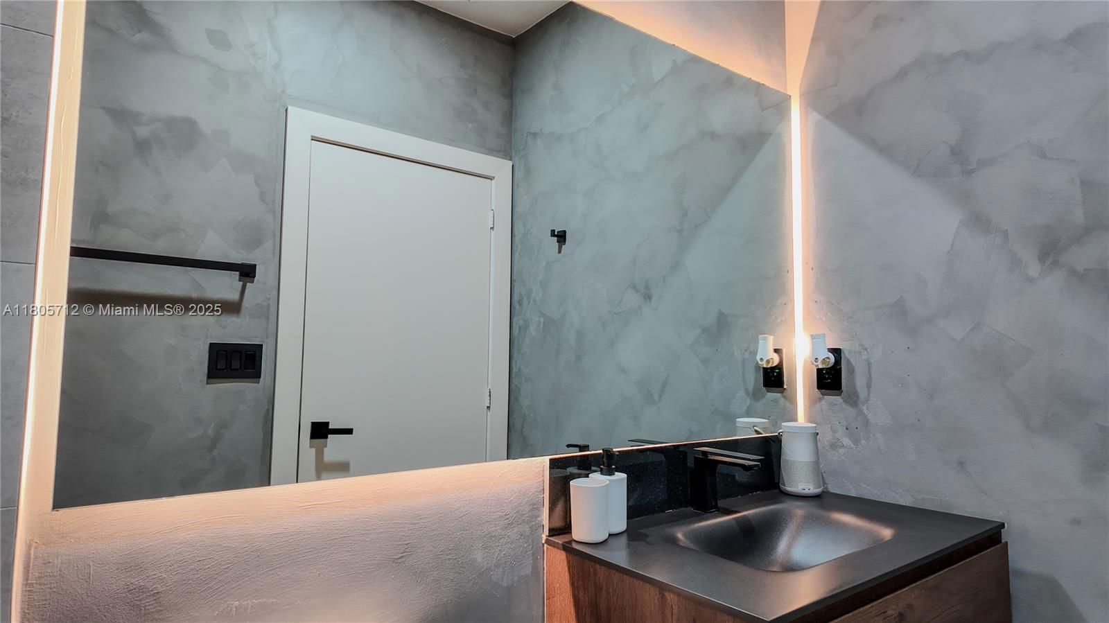 Real estate property located at 7221 103rd Path, Miami-dade, Doral Palms North, Doral, FL