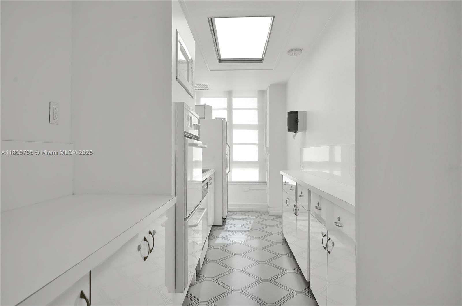 Real estate property located at 5660 Collins Ave #15B, Miami-dade, Fifty Six-sixty Collins A, Miami Beach, FL