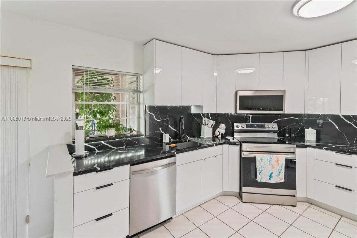 Real estate property located at 7 Greenway Vlg N #205, Palm Beach, Greenway Village North Co, Royal Palm Beach, FL