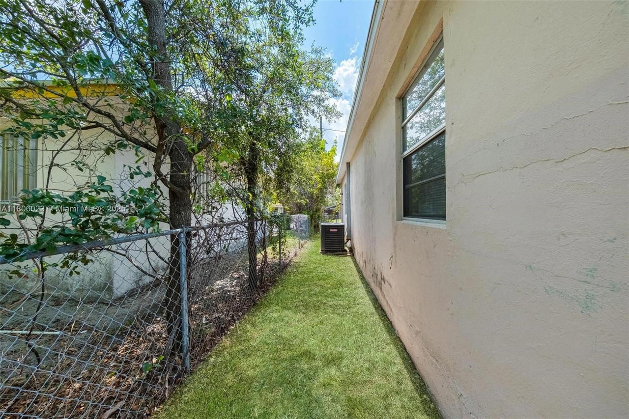 Real estate property located at 323 9th St, Broward, Grant Park, Hallandale Beach, FL
