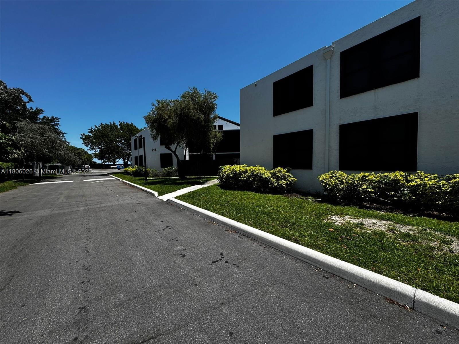 Real estate property located at 216 Lake Pointe Dr #120, Broward, Lake Pointe Condominium N, Oakland Park, FL