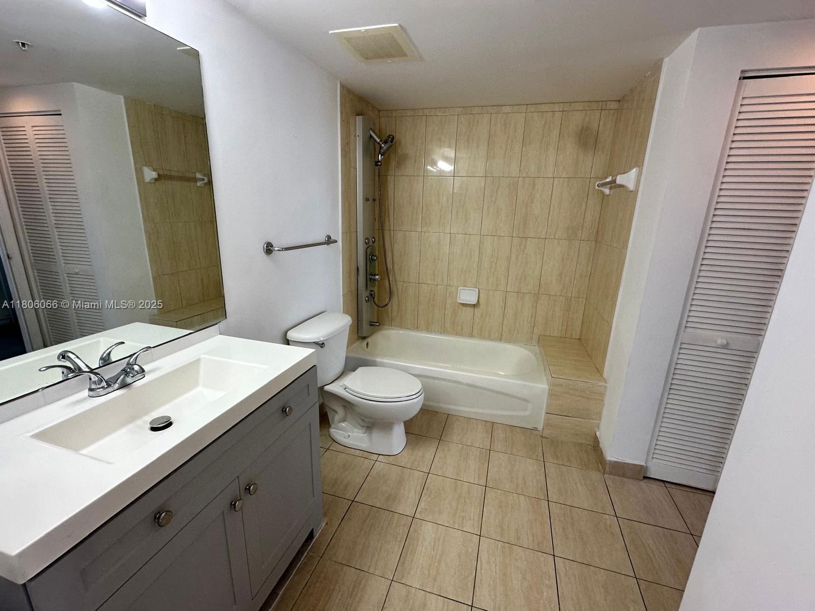 Real estate property located at 1750 Bayshore Dr #2906, Miami-dade, Opera Tower Condo, Miami, FL