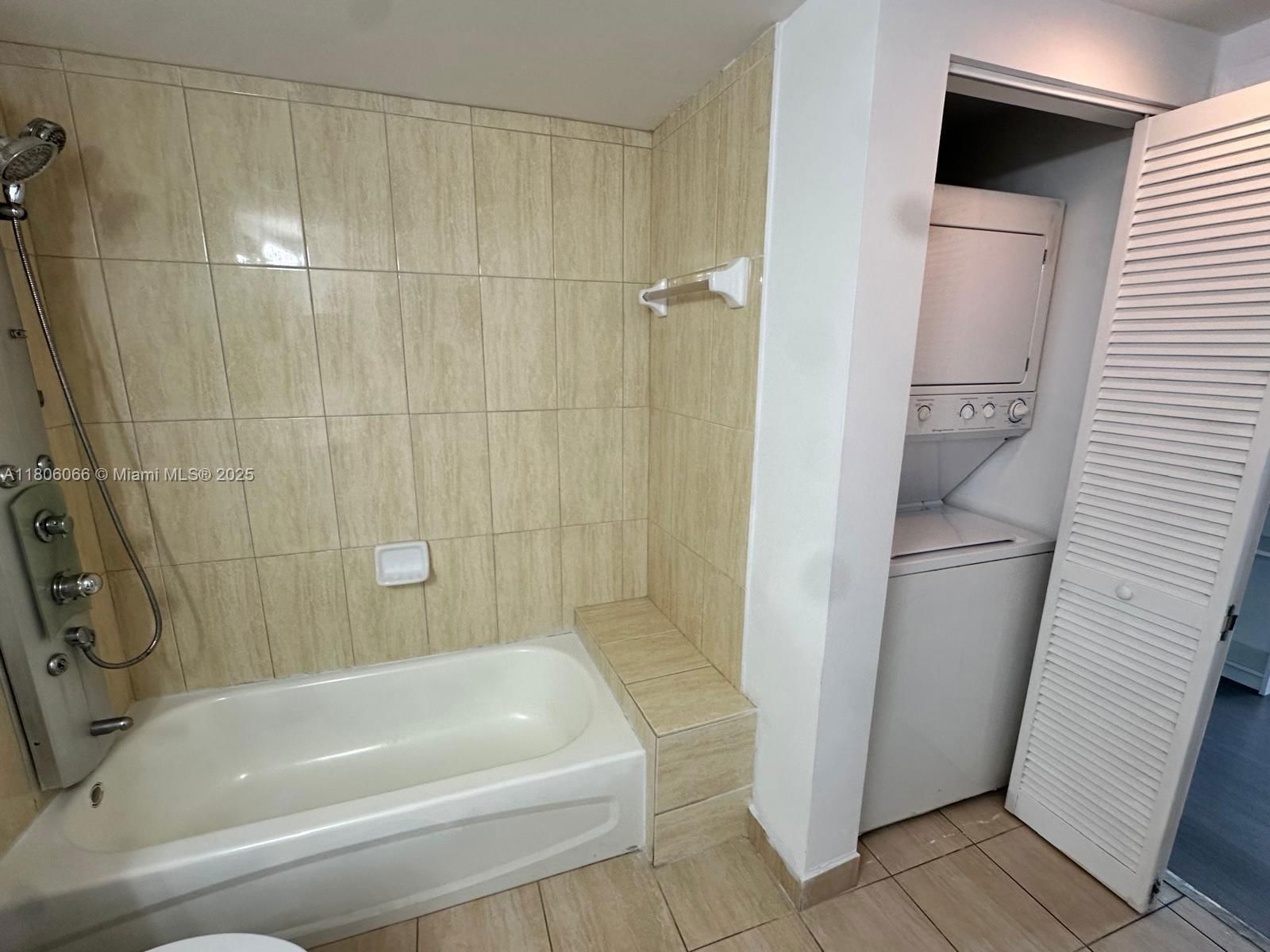Real estate property located at 1750 Bayshore Dr #2906, Miami-dade, Opera Tower Condo, Miami, FL