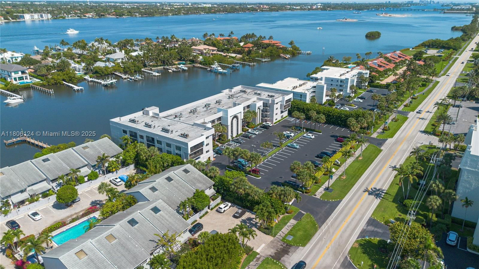 Real estate property located at 3525 Ocean Blvd #4020, Palm Beach, Lakewood At Palm Beach Co, South Palm Beach, FL