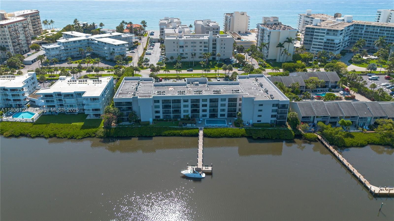 Real estate property located at 3525 Ocean Blvd #4020, Palm Beach, Lakewood At Palm Beach Co, South Palm Beach, FL