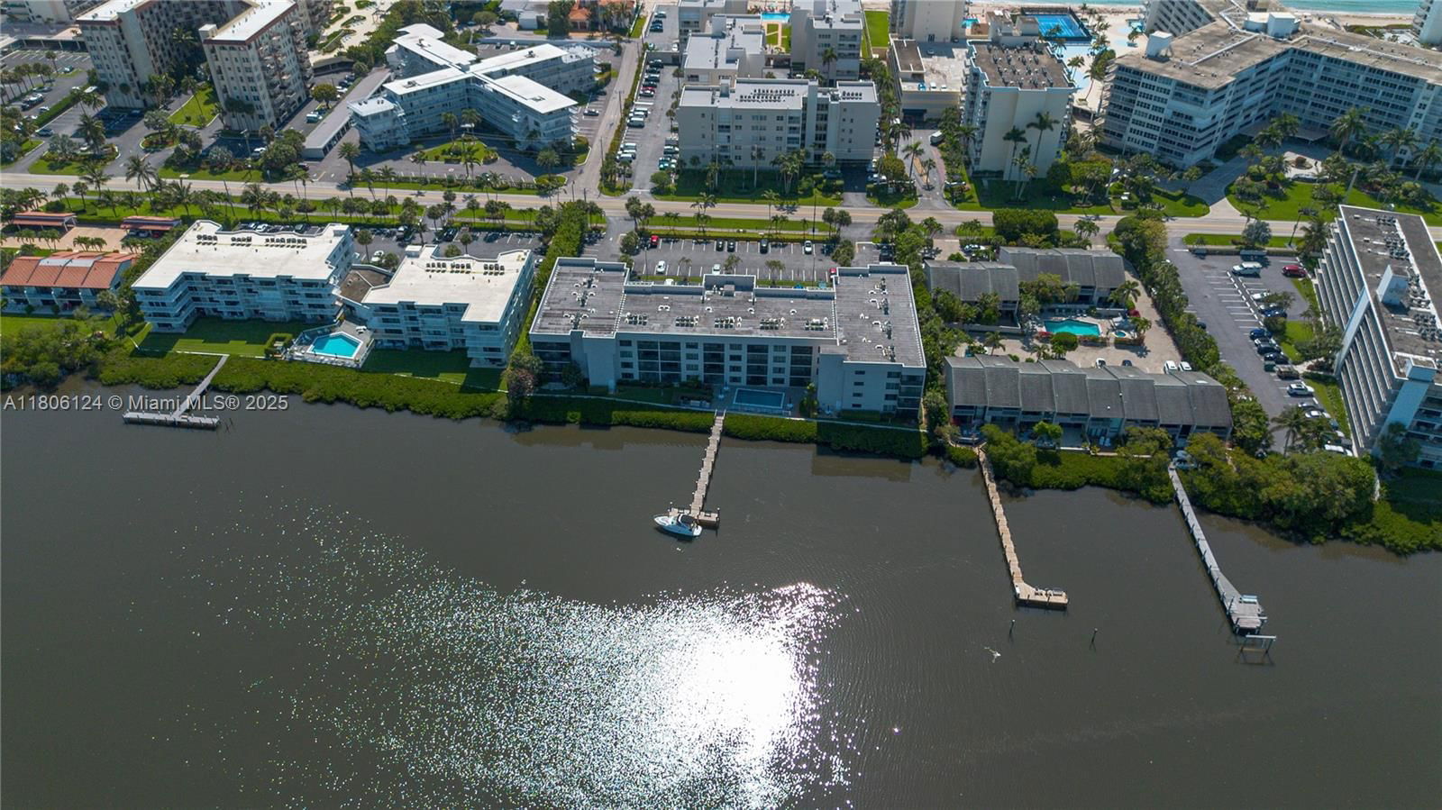 Real estate property located at 3525 Ocean Blvd #4020, Palm Beach, Lakewood At Palm Beach Co, South Palm Beach, FL